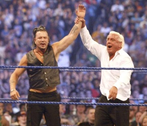 Mickey Rourke celebra junto a Ric Flair luego de noquear a Jericho